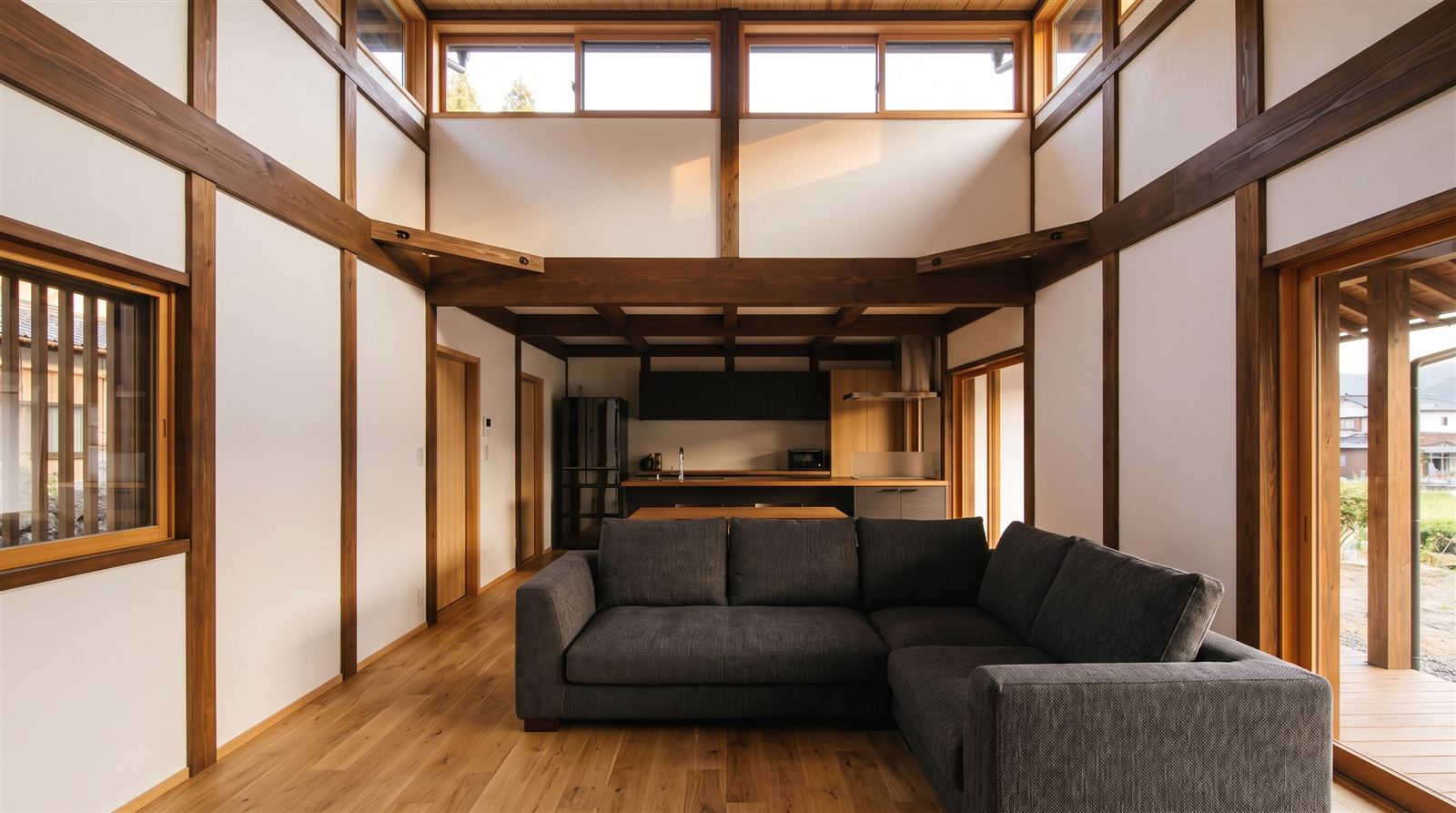 LDKのCGパース: 梁あらわしの勾配天井と高窓
