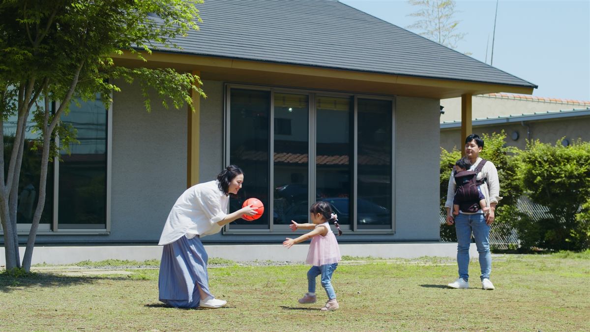 庭で遊ぶ子どもをリビングから見守れる平屋