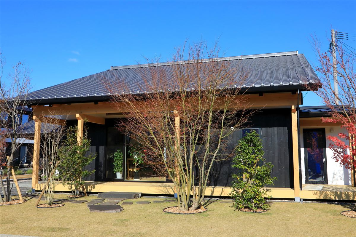 大屋根と深い軒が印象的な和モダンの平屋外観