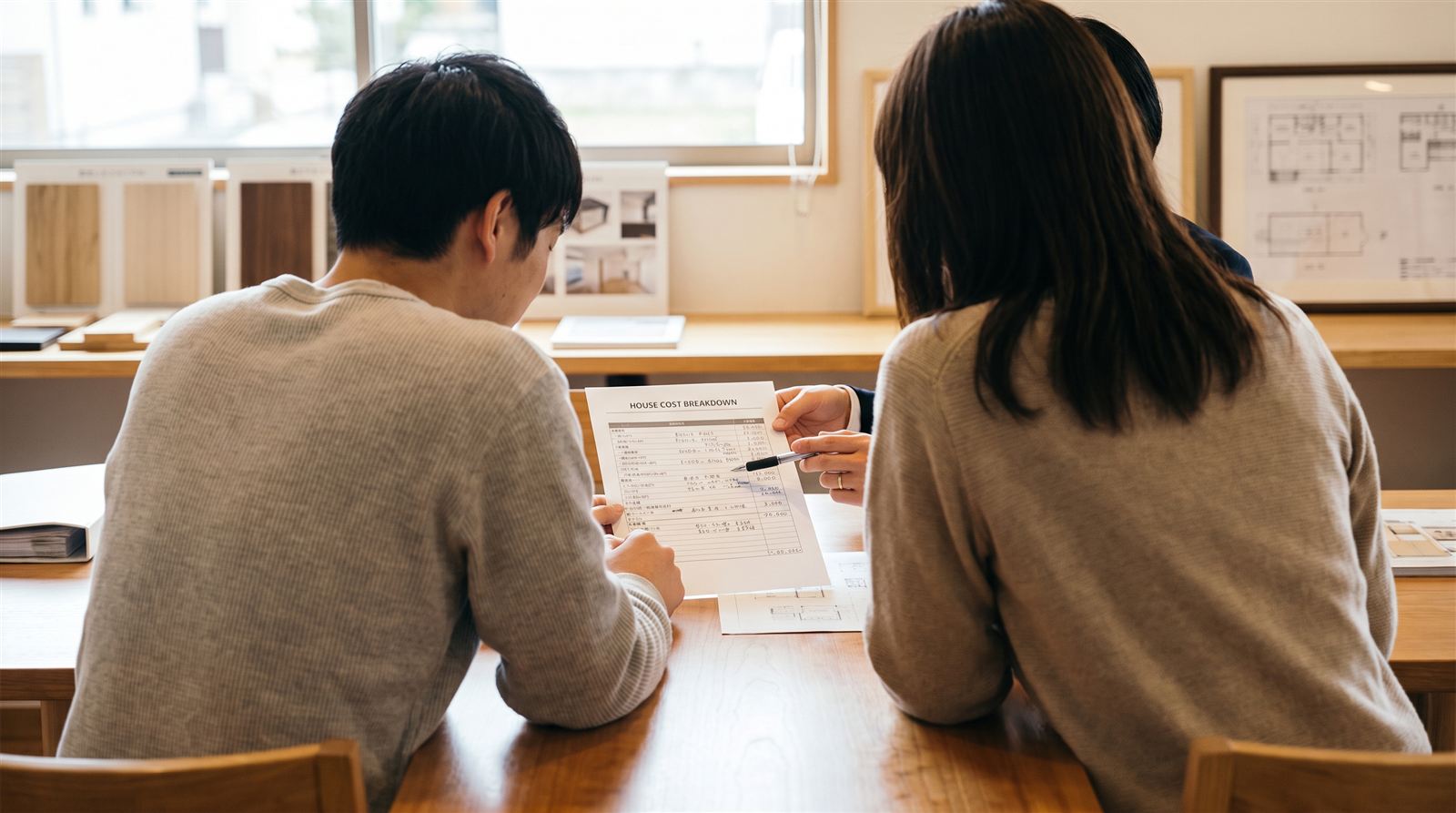 資金計画の内訳表を確認する夫婦