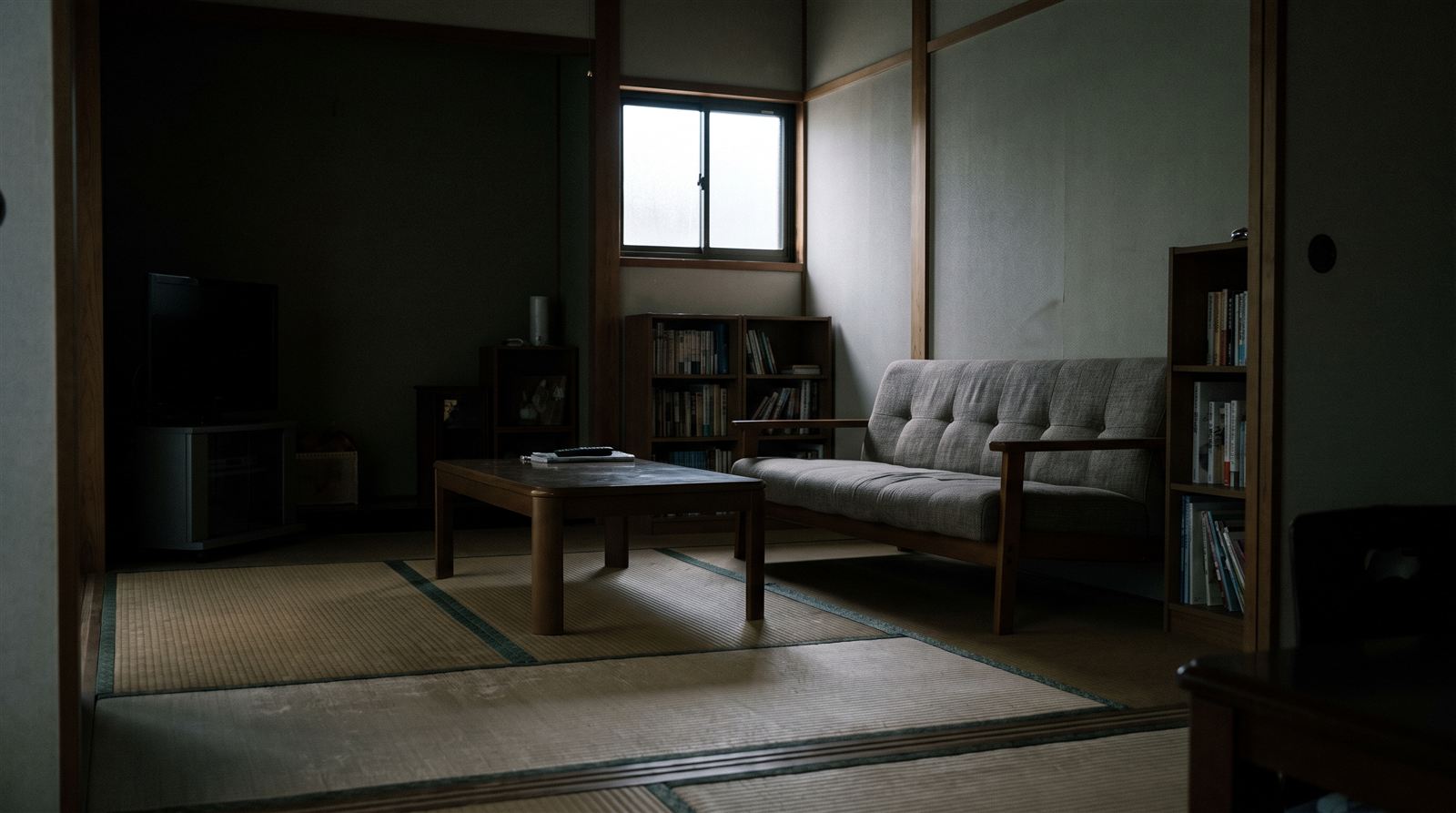 窓が少なく日中でも薄暗いリビングの例